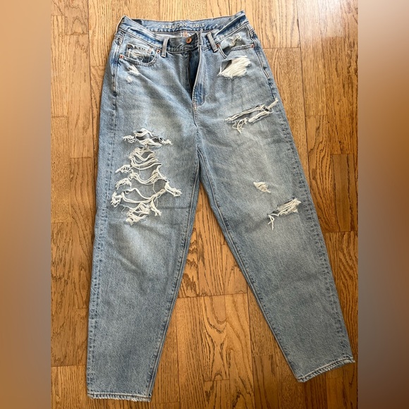 Light wash American eagle boyfriend style jean. Perfect fit on 5ft 3 in height - Picture 4 of 4